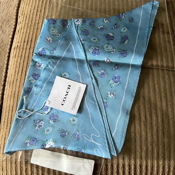 Coach Tea Rose Print Silk Diamond Scarf nwt in packaging - Picture 6 of 8